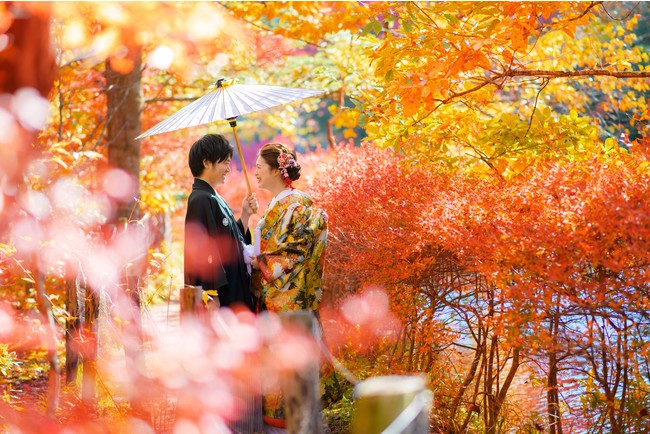 紅葉の中、真っ白な花の髪飾りや白無垢が映える前撮り名古屋の前撮り＆フォトウェディング 公式 WEDDING AVENUE