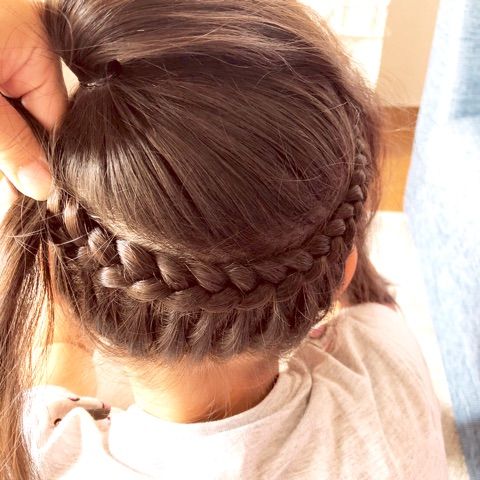 子どものお出かけを可愛くするツインテール風編み込みお団子アレンジヘアレシピ 頭美人