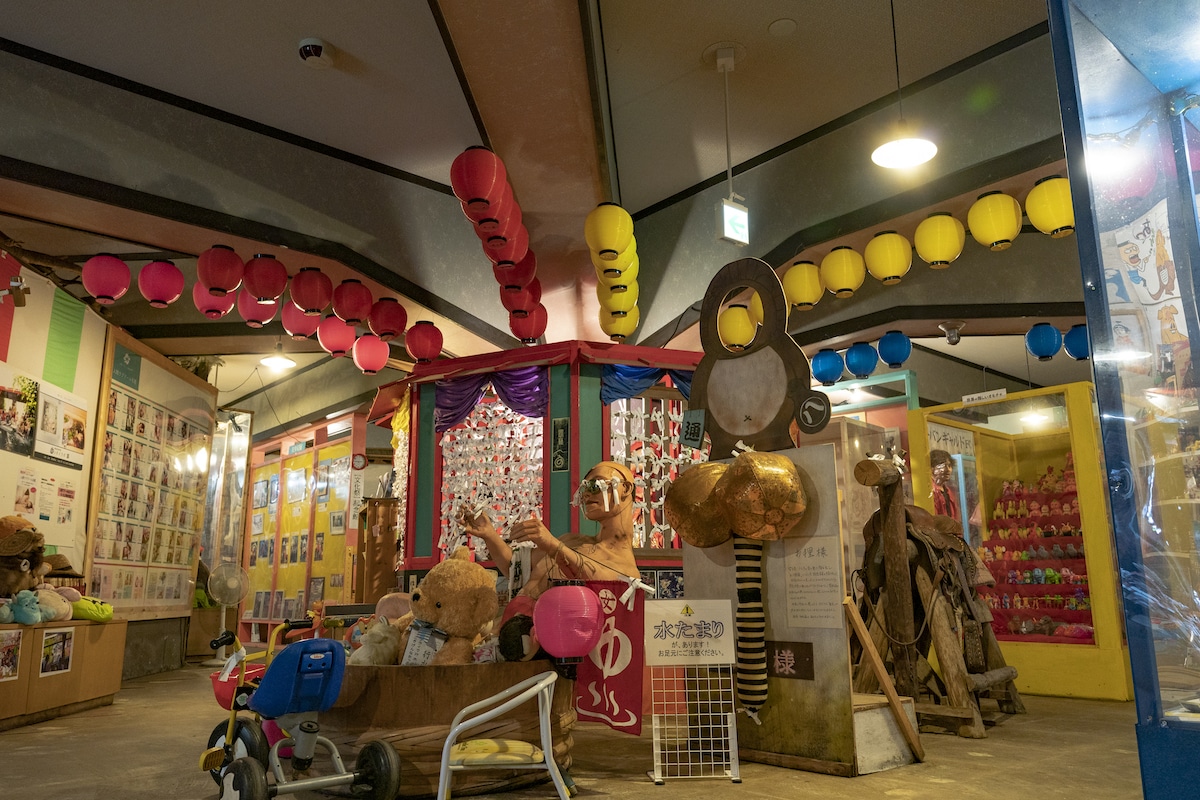 静岡の超カオス空間『まぼろし博覧会』！ 館長のセーラちゃんに話を聞いてきた - イーアイデム「ジモコロ」