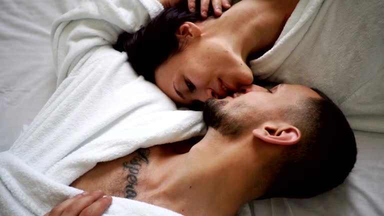 ベッドでキスするカップル · 無料の動画素材