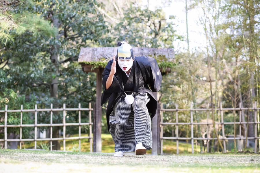 結婚式の前撮りのおすすめ人気ポージング。自然でお洒落に撮影するコツとは