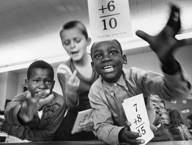 白人の子どもにいじめられた黒人の女の子のイラスト」のベクター画像素材 ロイヤリティフリー1752314942Shutterstock