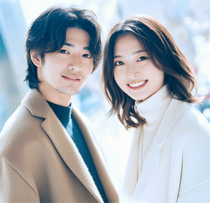 情熱的なカップルはロマンチックなデートのクローズアップでお互いにキスをします.休日に官能的な愛好家の肖像画が浮気。素敵な夜に優しい彼女のボーイフレンドが鼻に触れる。結婚愛関係の概念