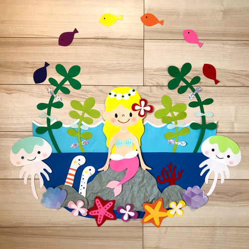 壁面飾り工房本店 壁面装飾・パネルシアター・ペープサート・型紙・知育・保育・介護商品の販売☆壁面飾り工房 横80cm「海の中へようこそ！」７月８月 夏 幼稚園 保育園 学校 病院 施設 知育 壁面装飾 型紙 製作☆