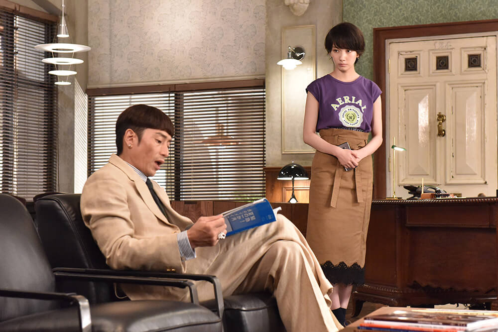 振り返り1 実家なのでアルバムをたくさん見させてもらってました✨ 実は私は婚外子で産まれました。 お母さんが違う兄弟は10人います。私はどちらも同じ両親のお姉ちゃん2人と育って12歳でモデルの仕事を始めてからは全額お給料を家に入れ毎週大阪から東京に通ってお仕事