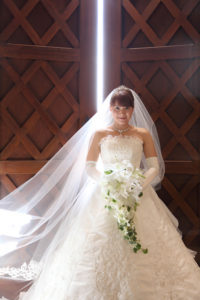 フルロングキャスケードのブーケ ユリだけで90センチ、通常の倍以上の長さなのが写真でうまく伝わるかどうか、、、 ここまでユリ三昧だと、どうしても相当、重くなります。考えあぐねて人差し指入れるリボンなど考案し、つけてみたけど、果たして役に立ったかどうか