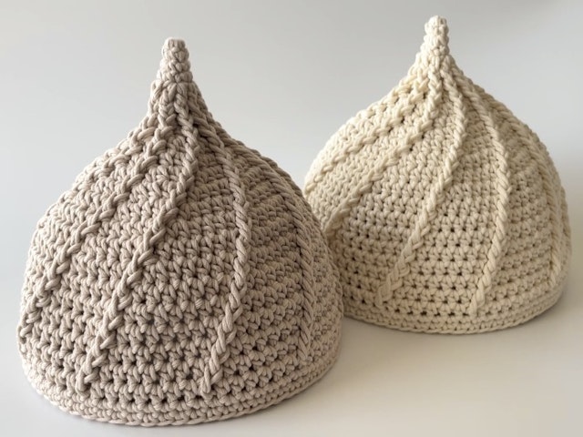 かんの なおみ・ お店でニット帽を被ってみたけど作ってもらった方が可愛いから買わなかったー なんて言われたら張り切っちゃいます💪🏻ハート模様のどんぐり帽子といちごの帽子🍓 ひと晩で編んでしまうなんて 孫のパワーってすごいです☺️ばぁばの手作り初孫