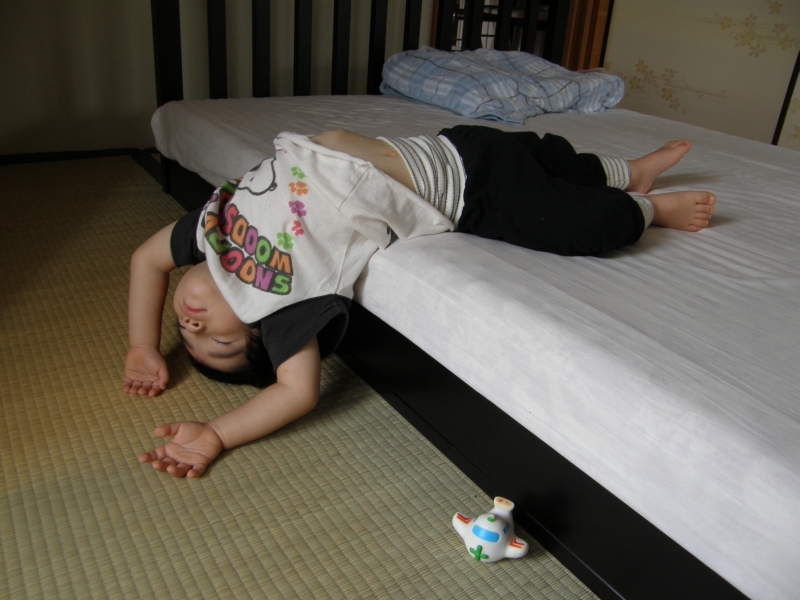 寝相の悪い男の子 イラスト素材6813336- フォトライブラリ