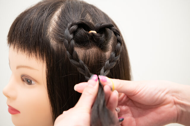 小学生でも出来る簡単ヘアアレンジ 100均グッズで簡単に出来るアレンジを美容師が紹介します。イベントごとや、体育祭、結婚式やお呼ばれの子供のヘアアレンジにおすすめです