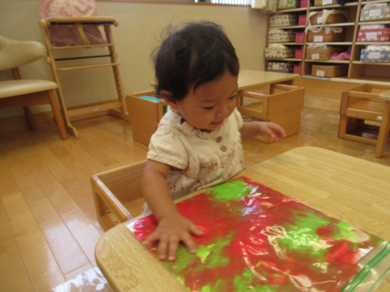 0歳児向け製作遊びアイデア！ねらいやアイデア動画も 保育・製作・室内遊び・0歳児・乳幼児保育士くらぶ