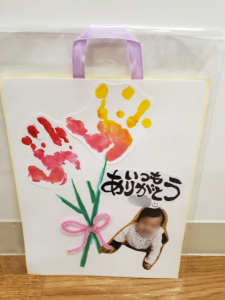 ♡勤労感謝の日プレゼント渡し♡ - 小規模認可保育園 桜坂みらい保育園