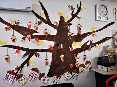 トトロの秋秋製作です。1歳児でトトロを作りました。封筒を絵の具で塗り、お腹はフェルトにしました。封筒の中に新聞を入れて膨らませ耳を整えて、目と鼻を張ってもらったら完成！！本当の小トトロは白ですが、子ども達に馴染みのあるグレーのトトロにしました