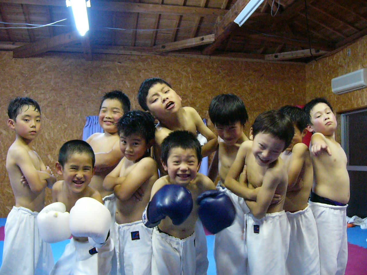 Amazon.co.jp: はだかの天使 : 日色ともゑ, 高津住男, 草野大吾, 長谷直美, 堀永子, 蟹江敬三, 横山あきお, 二階堂千寿,加瀬悦孝, 西山勝二, 石田勝心: ホビ