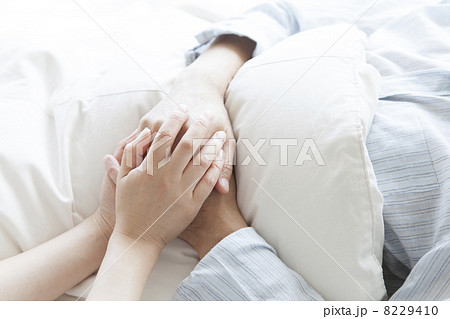 カップル寝方診断17個!寝相心理テスト 寝る位置や手の位置Spicomi