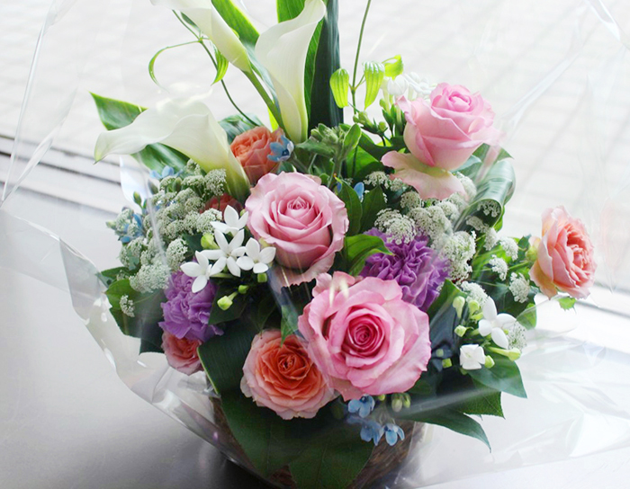 オリジナルフラワーアレンジメントSサイズ No.S84 誕生日 誕生日 プレゼント 花 ギフト 結婚祝い 出産祝い 退職祝い 生花 アレンジフラワーお祝い 記念日 贈り物 ホワイト 白 卓上 花 送料無料 フラワーケーキ Sサイズ花 ギフト 誕生日 ハロウィン プレゼント