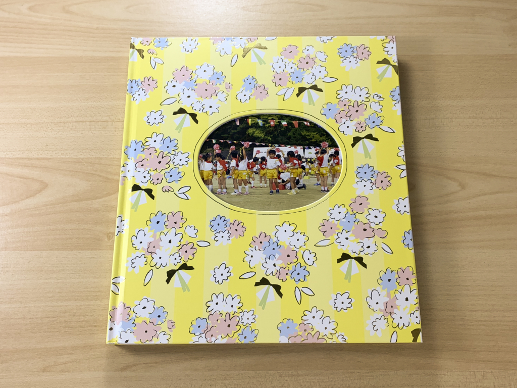 先生へのメッセージカード * * 年長生活もあと少し🥺💦 そしてこの季節がやってきた📖 * 写真は去年のひまわり組🌻の時の✏︎ * *今年はどうしよーーぉぉーーー * * * *手作りアルバム 先生へのアルバム 幼稚園アルバム 手作りメッセージカード 年中 年長 先生への