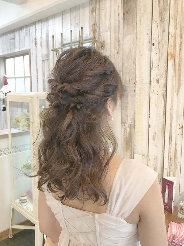花嫁の髪型は、ハーフアップが断然美しい!ティアラや花冠と合わせたアレンジ集最新版mineマイン - ハーフ アップ ミディアム