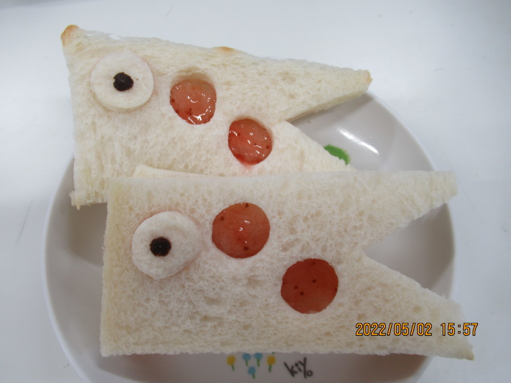 うみのくに保育園きくな～こどもの日メニュー～ 今日の給食はちょっぴり早い「こどもの日」のお祝い！ 「こいのぼりおにぎり」と「かしわもち風蒸しパン」を提供しました♪こどもたちみんなが喜んで食べてくれました！！うみのくに保育園きくな 保育園給食 保育園