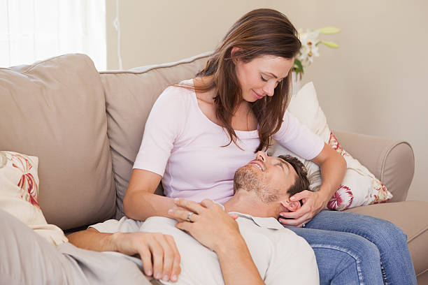 抱擁 座っている 座る カップルの写真素材 - PIXTA