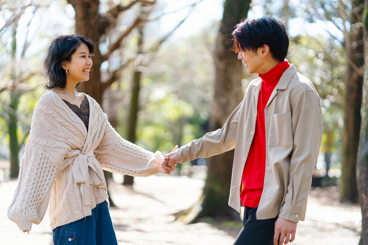 あと少しで手をつなぎそうなもどかしいカップルのフリー画像おしゃれ・かわいい無料写真素材：GIRLY DROP