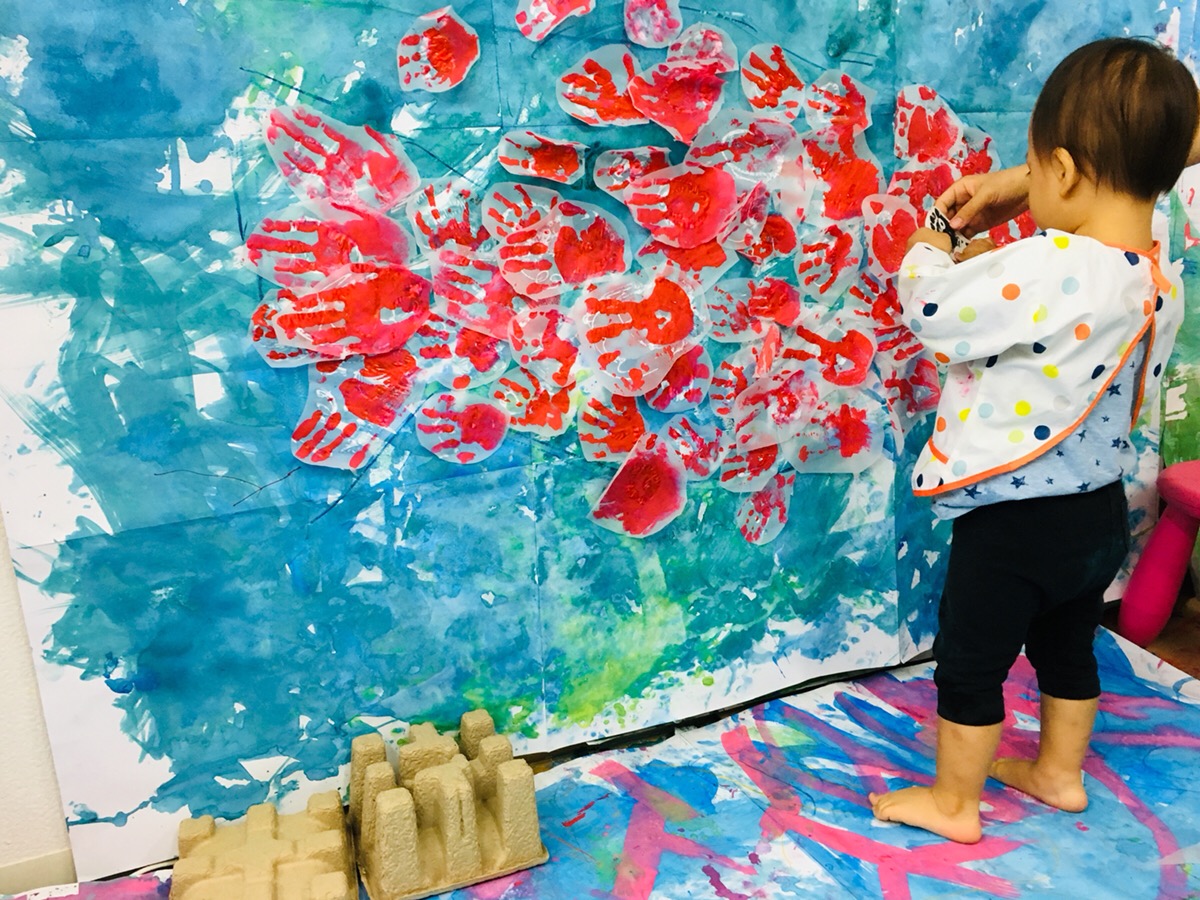 カラフルなキラキラと 2 人の子供の手のひらのクローズ アップ。 子どもの創造性の概念の写真素材・画像素材 Image 58220130