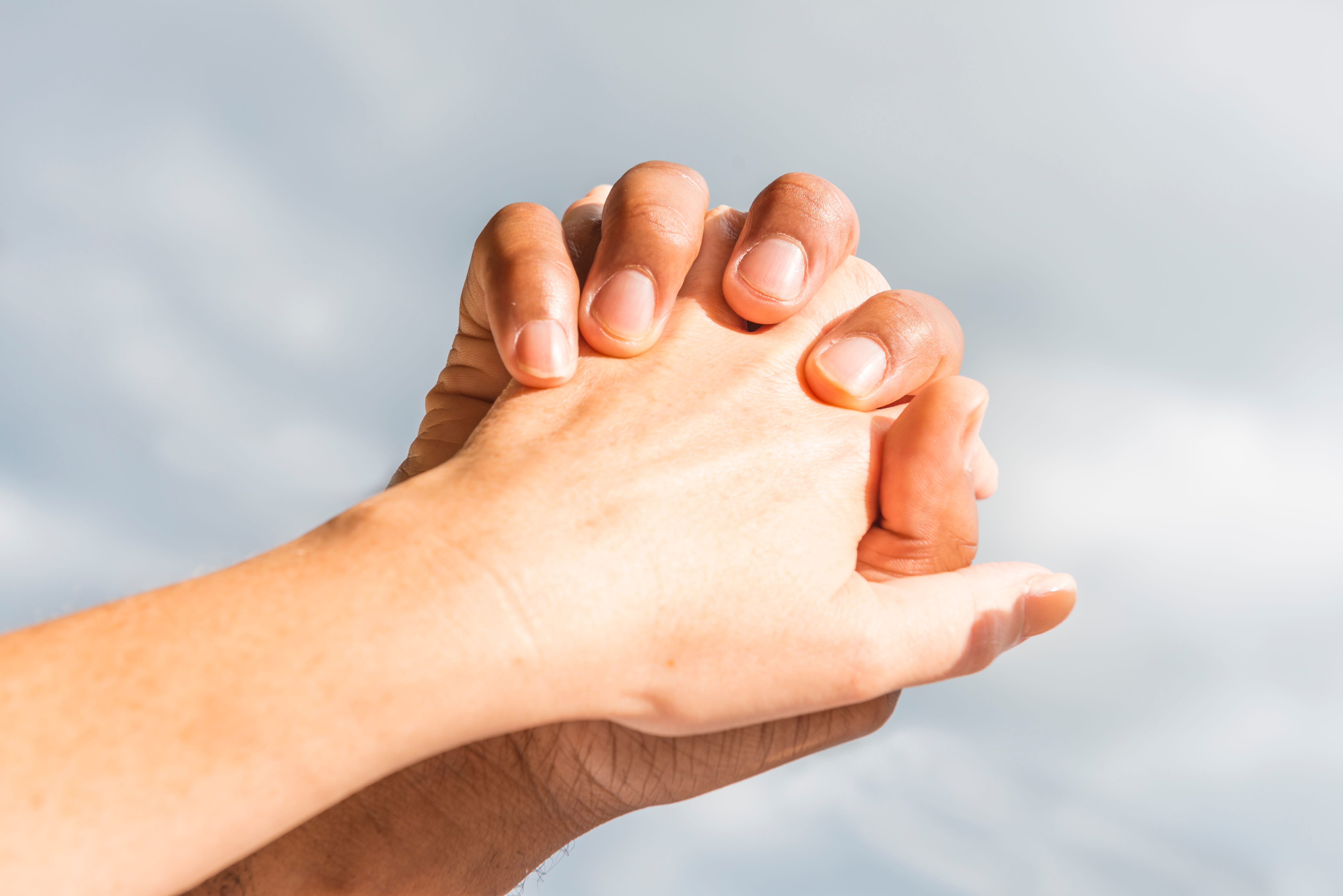 恋人つなぎをする男女の心理とは？ 付き合う前後の気持ちを解説「マイナビウーマン」