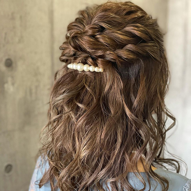 結婚式ハーフアップ 長さ・年代別おすすめヘア＆セルフアレンジのコツをご紹介結婚式・二次会のゲスト向け！お呼ばれ情報サイト