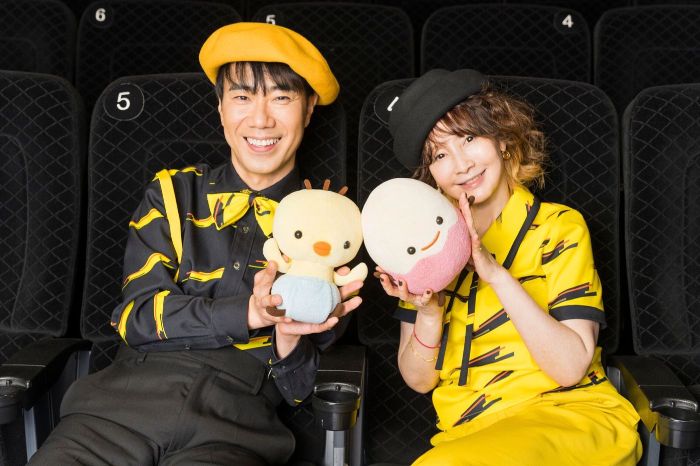 舟山久美子、家族3人で“初”ディズニーショット公開 サンタ姿の生後3カ月息子は「とっても興味深々」 1 2ねとらぼ