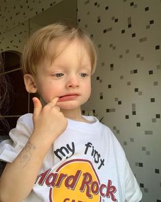 バラを贈る外国人の男の子と女の子のカップル 11038007676 の写真・イラスト素材アマナイメージズ