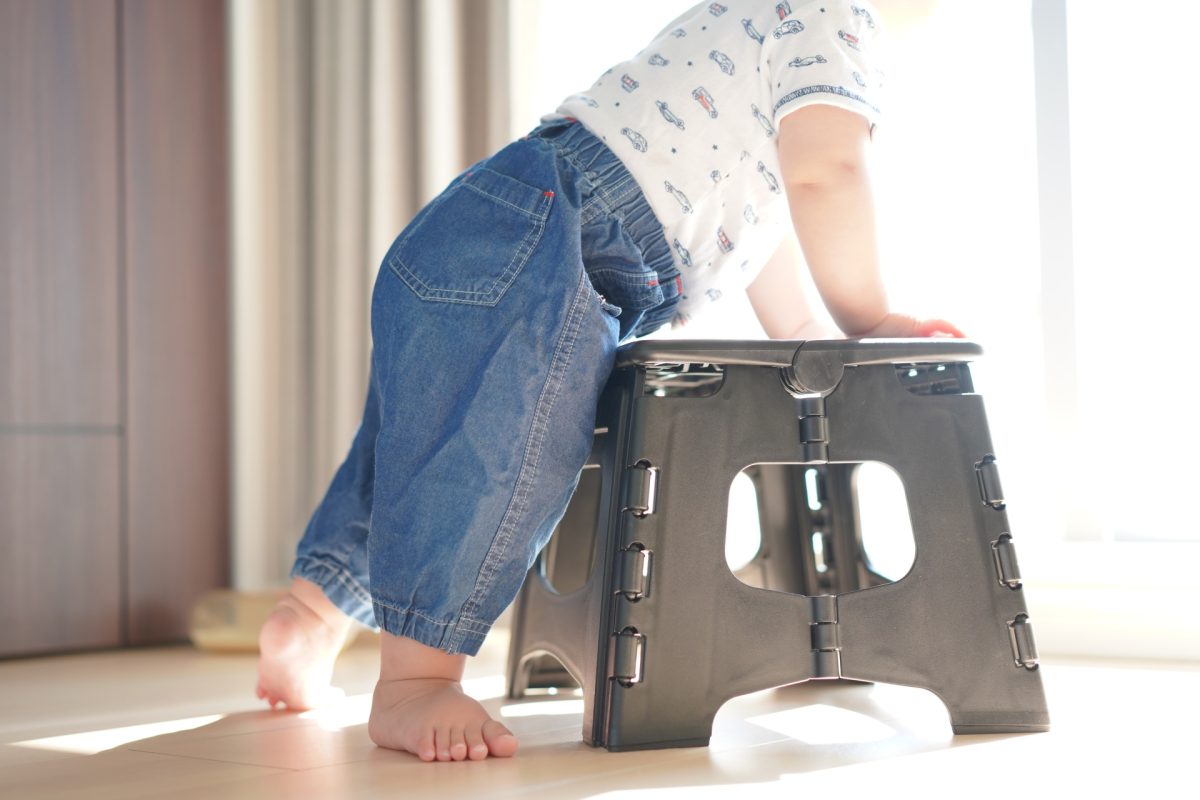 赤ちゃんのつかまり立ちはいつから？注意点、慣らし方、安全対策ままのて