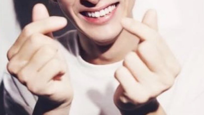 イマドキの「ハートのポーズ」事情を調査♡ 「人差し指と中指で作るハート」がめちゃめちゃ難しかった件Pouch ポーチ