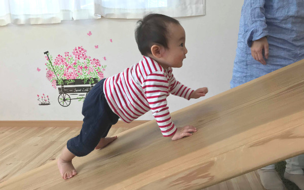 助産師監修 赤ちゃんのハイハイはいつから？時期や前兆、しない原因は？床のお手入れやハイハイガードもHugKum はぐくむ
