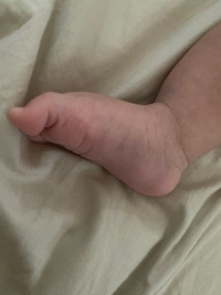 自分で靴を履けない時期・ベビーシューズの履かせ方のコツ