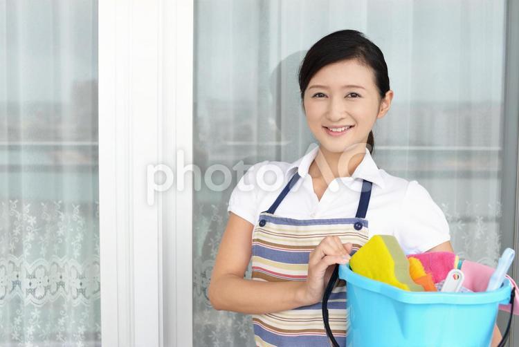 料理中の主婦 10736003588 の写真・イラスト素材アマナイメージズ