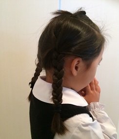前髪を切らずに伸ばしている女の子！ママが「前髪なし」のヘアスタイルを選んだ理由はママスタセレクト