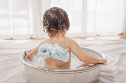 1人お風呂に入る幼い女の子のアップ。育児、衛生、清潔、入浴イメージの写真素材45795838- PIXTA