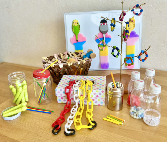 乳児さんが楽しめそうな手作りおもちゃアイデア集〜0、1、2歳頃の興味関心・発達に合わせた手作りおもちゃの作り方まとめ〜保育と遊びのプラットフォーム ほいくる