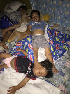 その体勢で寝て大丈夫!?子どもの寝相の悪さは親の想像を超えていく産後カルタママスタセレクト