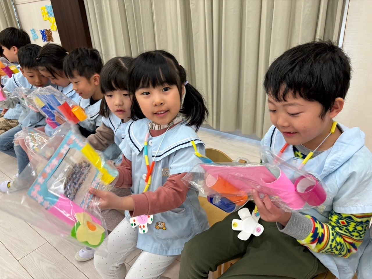 ありがとう」のプレゼント交換や先生からの出し物を見ながら、お別れ会を楽しみました！💐保育園 保育士 小規模園 非認知能力 8つの知能保育園見学 入園受付 子育て 乳児 育児 はひふへ保育園 令和5年度入園 令和6年度入園 認可保育園 大和市 桜ヶ丘 春