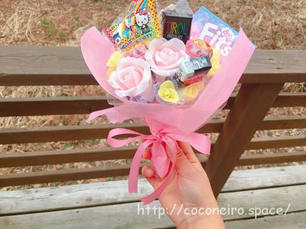 手作り胸花」 「卒業を祝う会」で六年生にプレゼントする胸花をいろいろ作ってみました。制服や標準服の学校なら、胸のポケットにすぐにさせるように、胸花の裏にストローをつけておくといいですよ。私服の学校なら、安全ピンをつけておくといいですね。卒業を祝う会