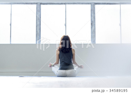 座禅をする男性の後ろ姿のイラスト素材94464010- PIXTA