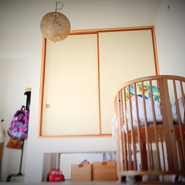 𓍯 寝室が和室なためお布団生活な我が家。 先輩ママ達に聞いたら、 「大人が布団だったらベビーベッドはいらないよ」 の意見が多数Σ'-'たしかに、夜中起きて よっこらしょって立ってベビーベッドまで。って面倒だわ。 ってことで、夜は添い寝決定⭐︎ ただ、私の