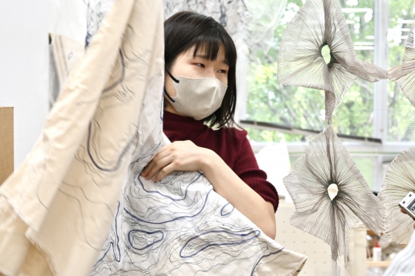 混血儿宝宝像洋娃娃的可爱瞬间