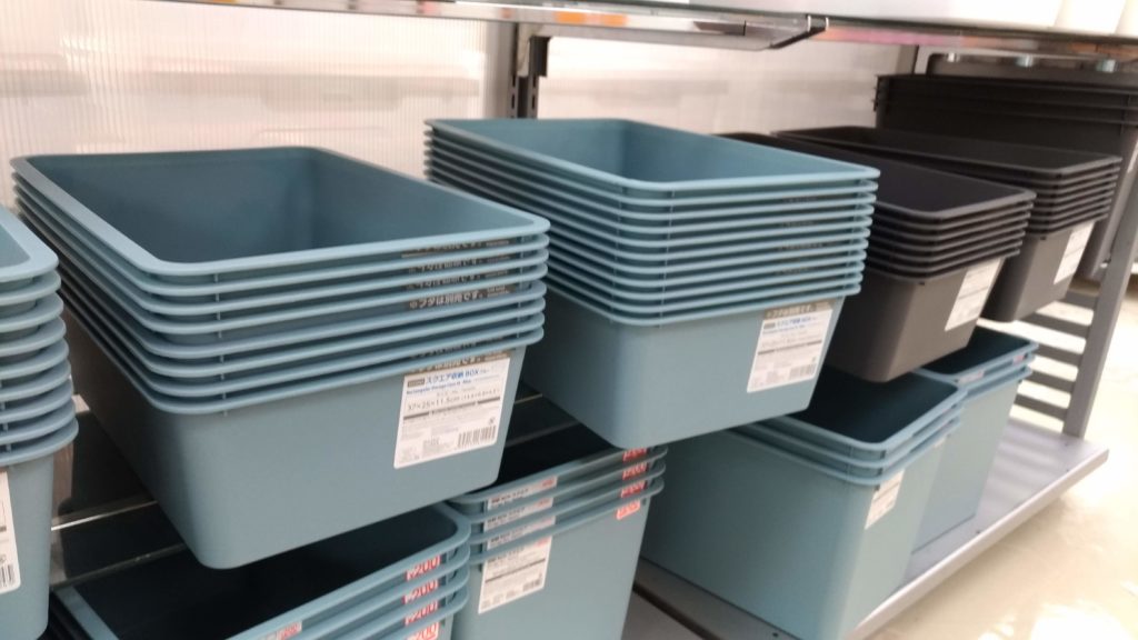 ベビー服のハンガーラックを自作してみた ニトリのカラーボックスと100均つっぱり棒- あこ餅のものぐさ日記