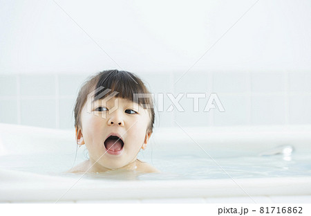 楽しくお風呂に入る女の子の写真素材16663407- PIXTA