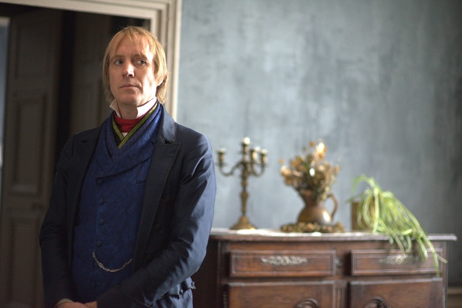 公の場でキス ジェシー・アイゼンバーグ＆ミア・ワシコウスカ、熱愛？シネマトゥデイ