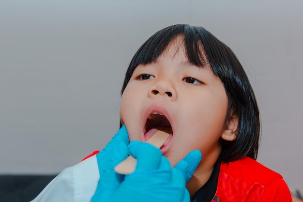 舌を出している赤ちゃんの写真の写真・画像素材-Snapmart スナップマート