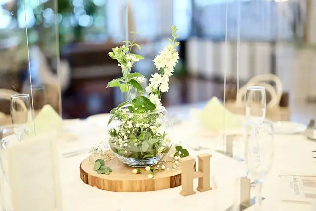 ネイビーのテーブルクロスと ナチュラルな水中花が美しい ゲストテーブルコーディネート ⁡ シンプルで上品なコーディネートです ⁡.———————————————————. * ⁡ インターコンチネンタル東京ベイウエディング ⁡ .———————————————————. * ⁡世界的ラグジュアリーブランド