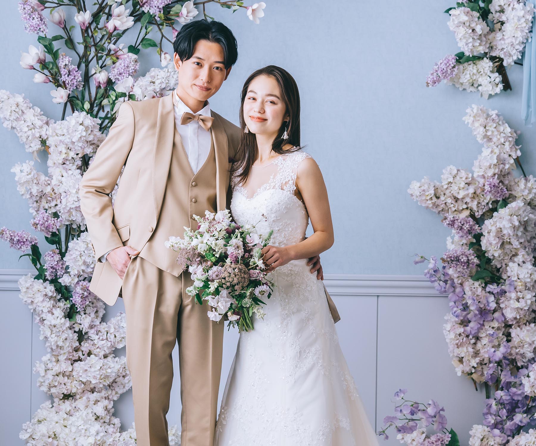 新郎様のメイクのご紹介です😌✨ フォーシスアンドカンパニーでは 新郎様のヘアセット、メイクも 承っております。 ヘアセットはイメージが出来ても、男性のメイクについてはどんな仕上がりになるのかイメージがつきにくい方もいらっしゃるのではないでしょうか😌 男性の