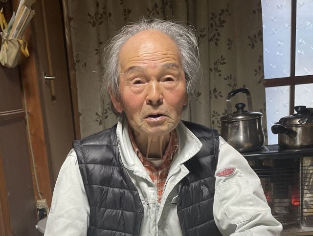 かっこいいおじいちゃんのモックアップ、おじいちゃんの黒い T シャツのモックアップ、おじいちゃんの T シャツ、おじいちゃんのモックアップ、父の日のT シャツのモックアップ、成熟した男性のモックアップ - Etsy 日本